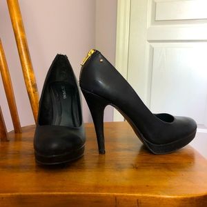 Black 5in. Pumps with gold details
